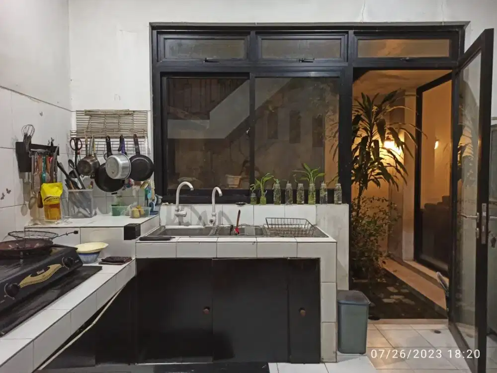 DIJUAL RUMAH RAPI SIAP HUNI  DI GRIYALOKA JL PARE 4 BSD TANGSEL