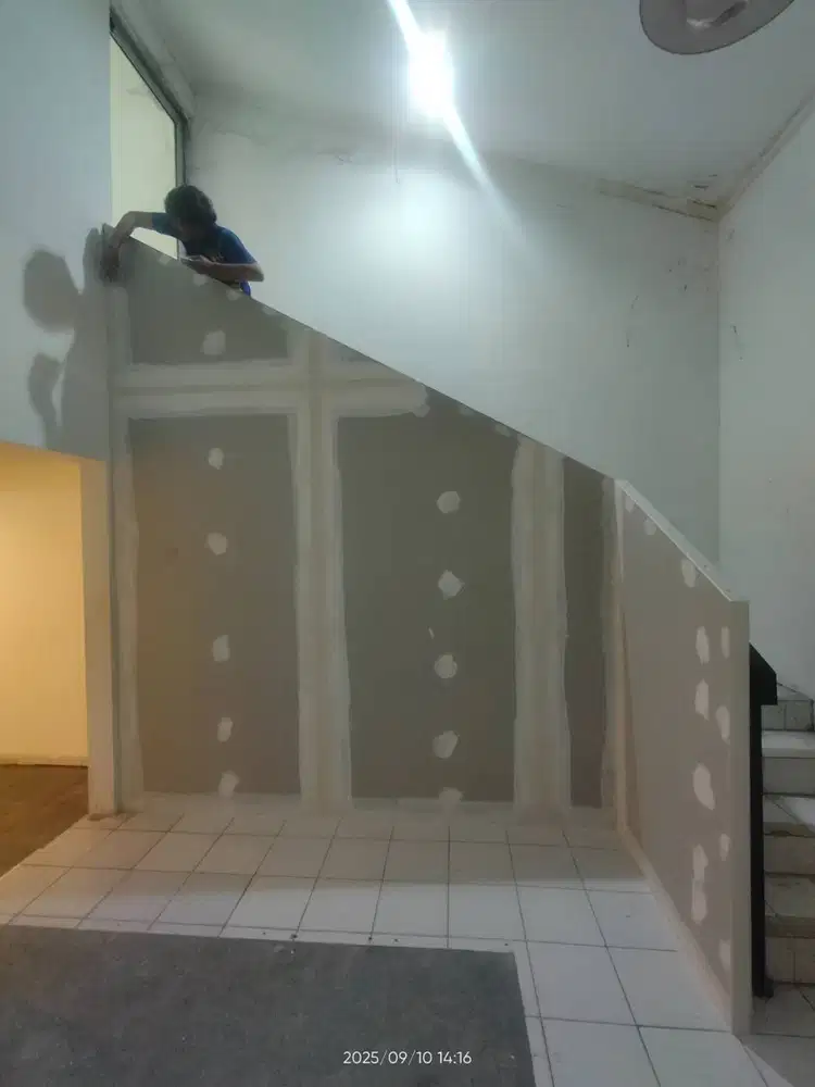 Dekorasi rumah siap masang plafon gypsum dan partisi furniture