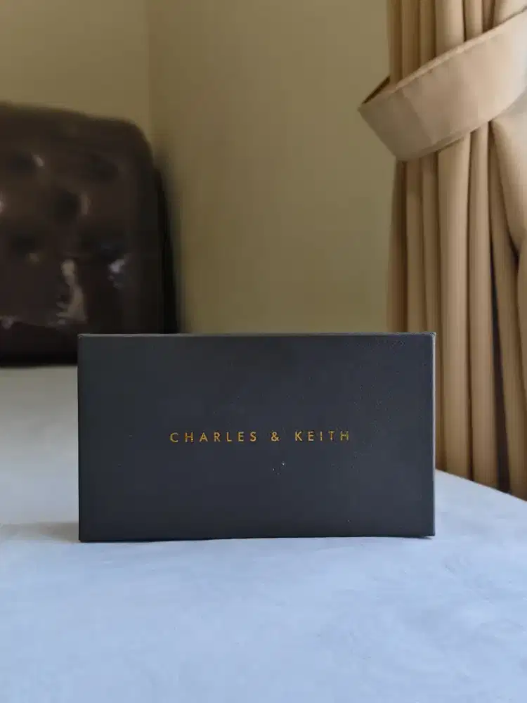 Kotak Dompet Charles & Keith