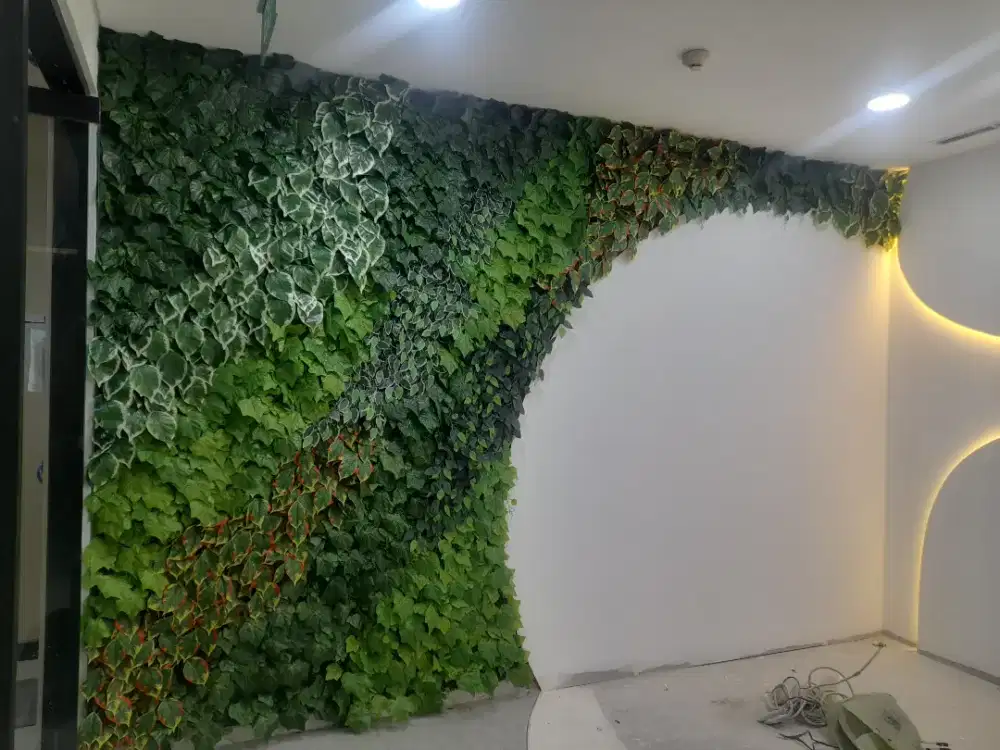 Dekorasi Area Dinding Kolam Renang Dgn Taman Vertical Garden Sintetis