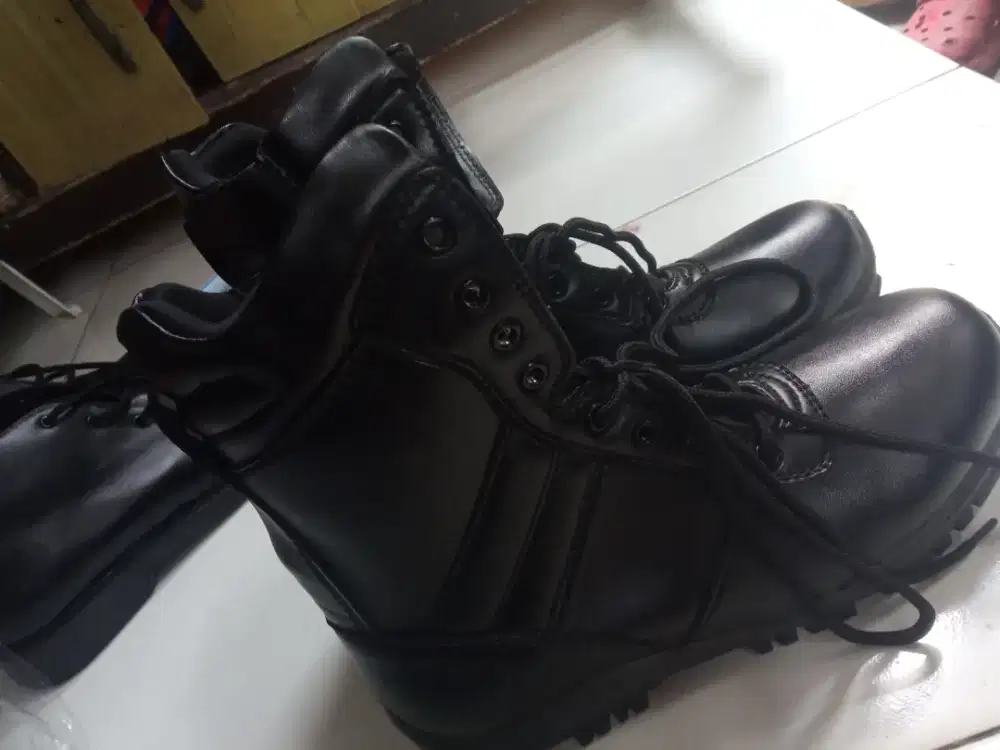 Sepatu satpam pria size 42