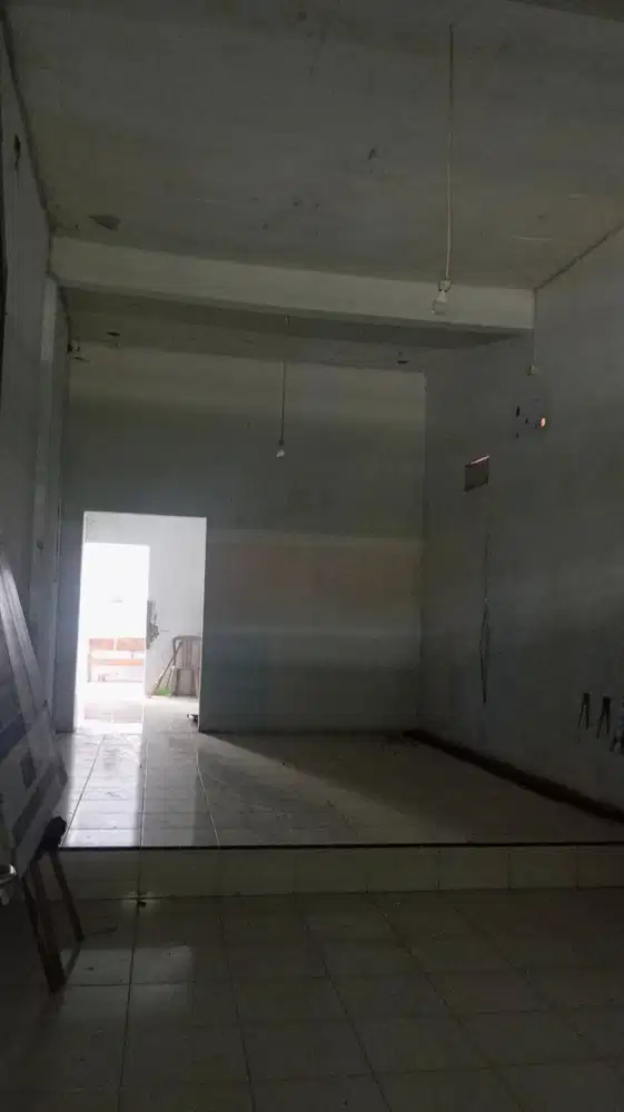 Ruko pinggir jalan raya