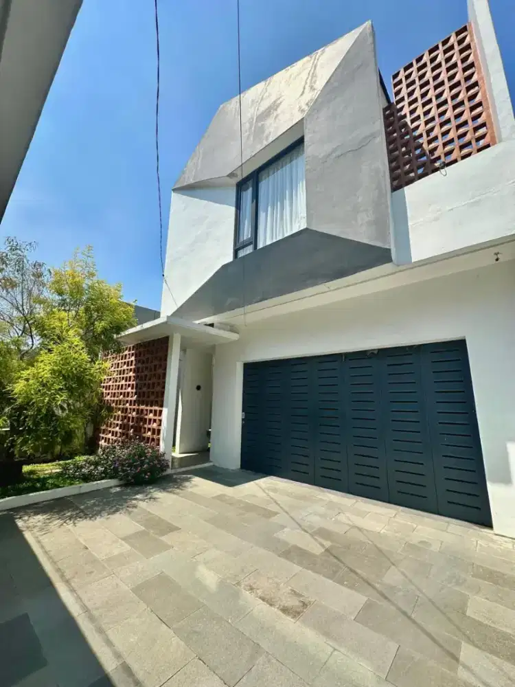 RUMAH DENGAN KONSEP OPEN SPACE DI RINGROAD