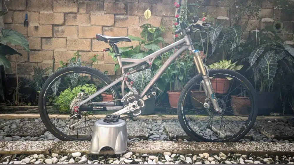 Sepeda MTB merk Pivot Mach 5 (Full Spec)