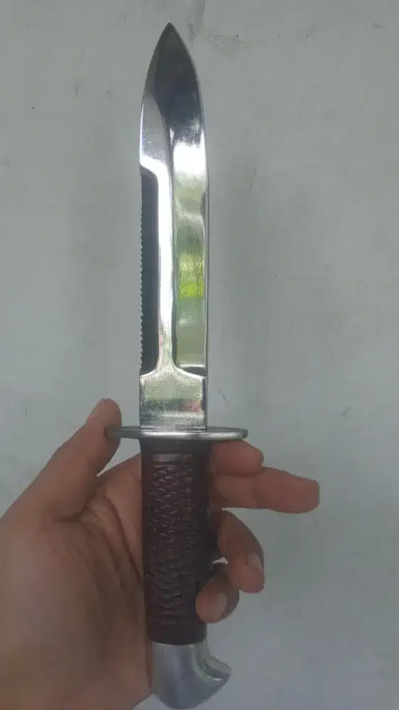 Pisau survival serbaguna