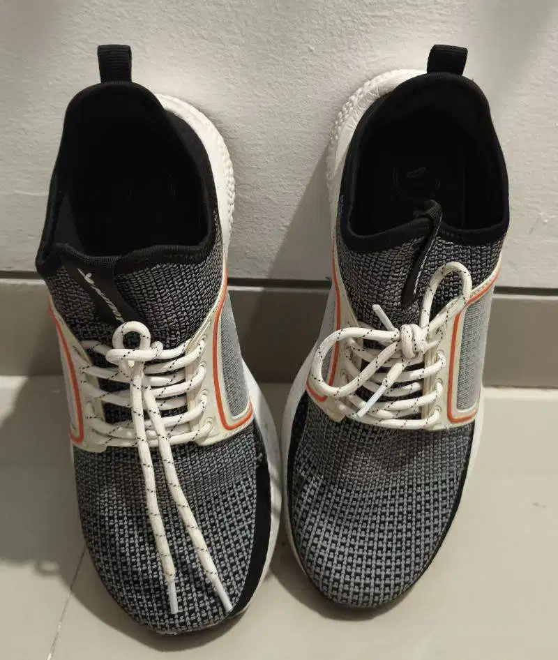 Sepatu Lari Pria uk 40 merk PLAYBOY