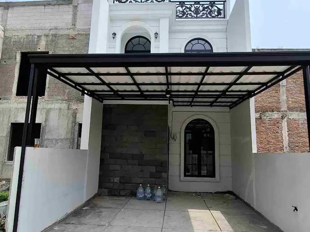 rumah 2 setengah lantai desain classic elegan Lokasi strategis