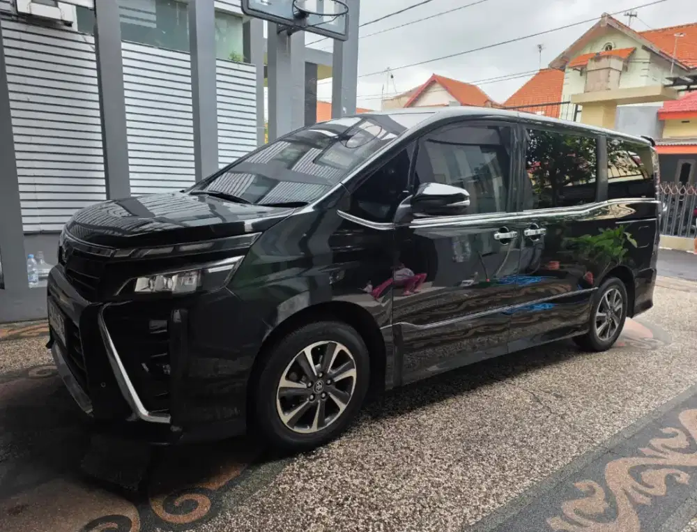 Toyota Voxy 2.0A/T 2018 warna hitan