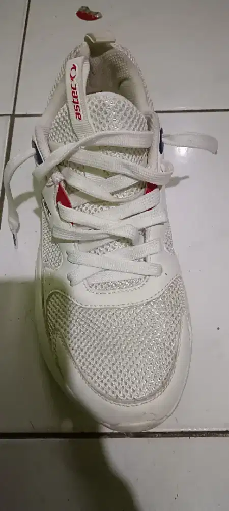 Sepatu olahraga Astec