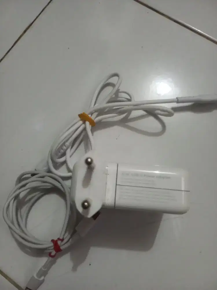 Charger Iphone. c to c. dan c to Iphone Konds Normal Dan Baik