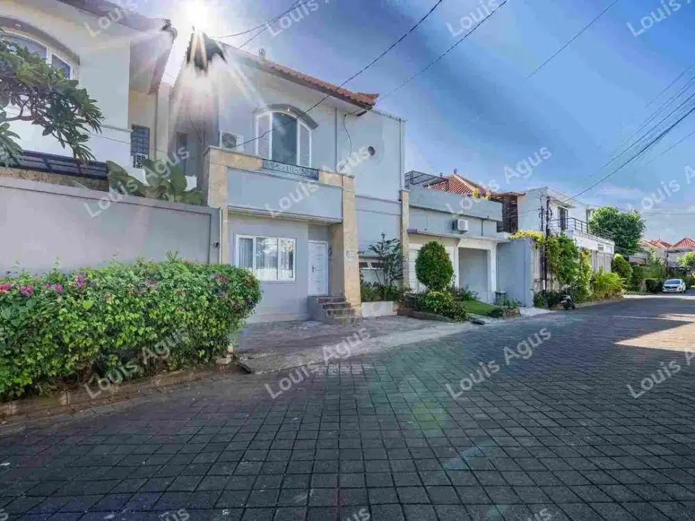DIJUAL VILLA MEWAH DI BY PASS GARDEN, DENPASAR

Sertifikasi: SHM (Sertifikat Hak Milik)

Luas Tanah: 545 m²
Luas Bangunan: 400 m²

Bangunan & Tata Ruang:
• Total 8 kamar tidur
• Total 10 kamar mandi
• Terdiri dari 2 unit villa (depan & belakang) dalam sat