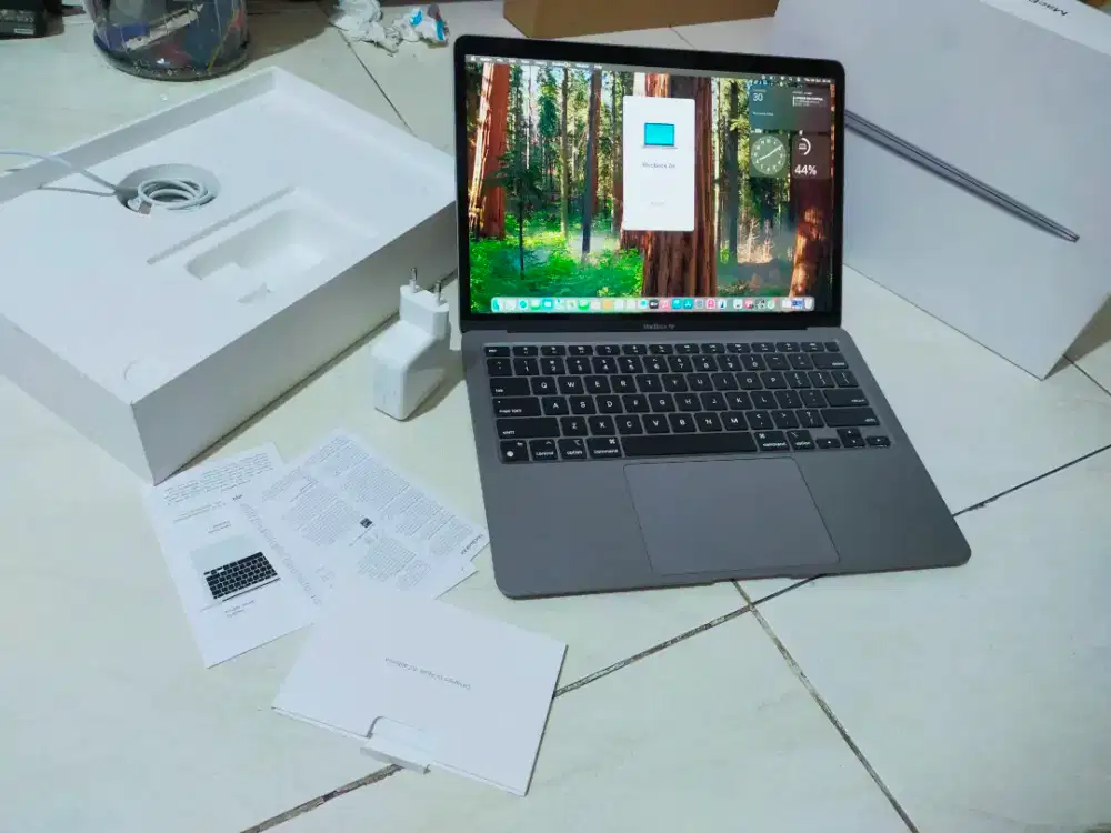 Dijual MacBook air M1 tahun 2024 Lengkap Mulus CC22 Ram 8GB DDR4 SSD