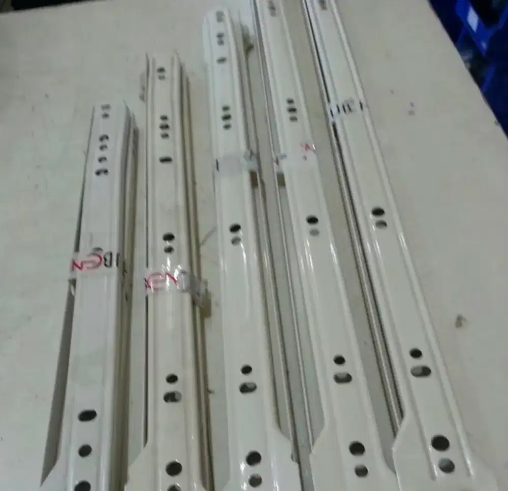 Rel geser bekas layak pakai