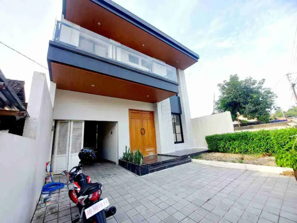 Rumah Mewah 2lt di Kerten Dekat GOR Manahan