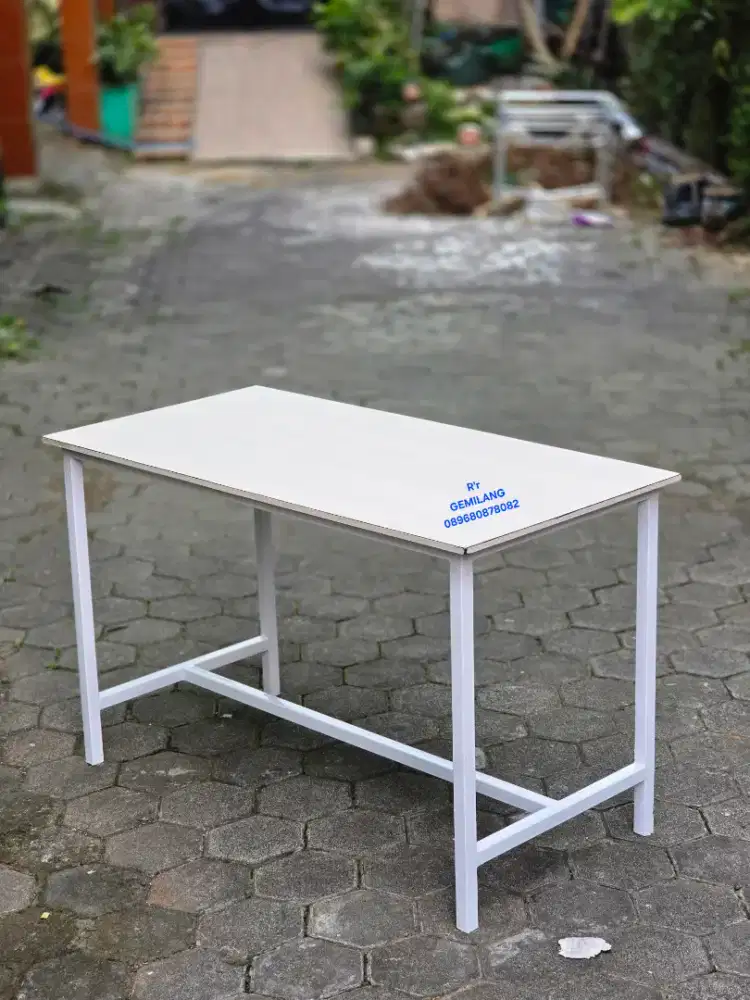 Meja makan industrial