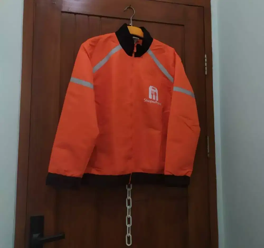 Jaket oren size M kosongkan lemari