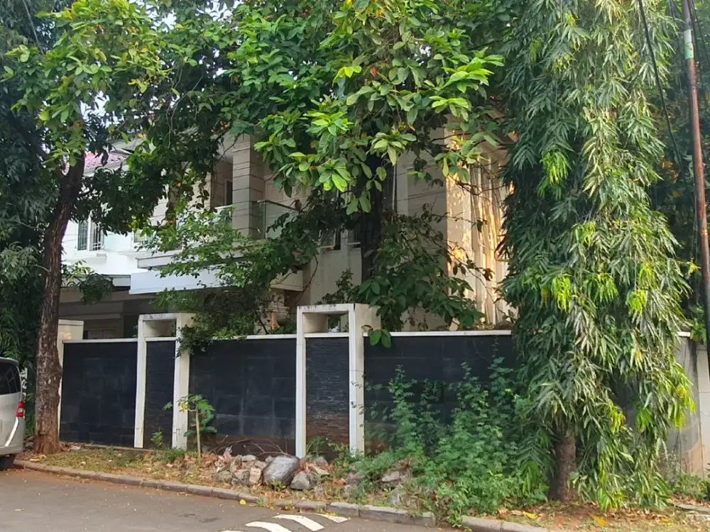 Rumah hoek mewah dengan lantai marmer dan perabot berkelas, di Gading Kirana Timur, Kelapa Gading