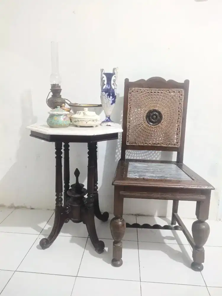 Meja marmer,kursi dan pernak-pernik