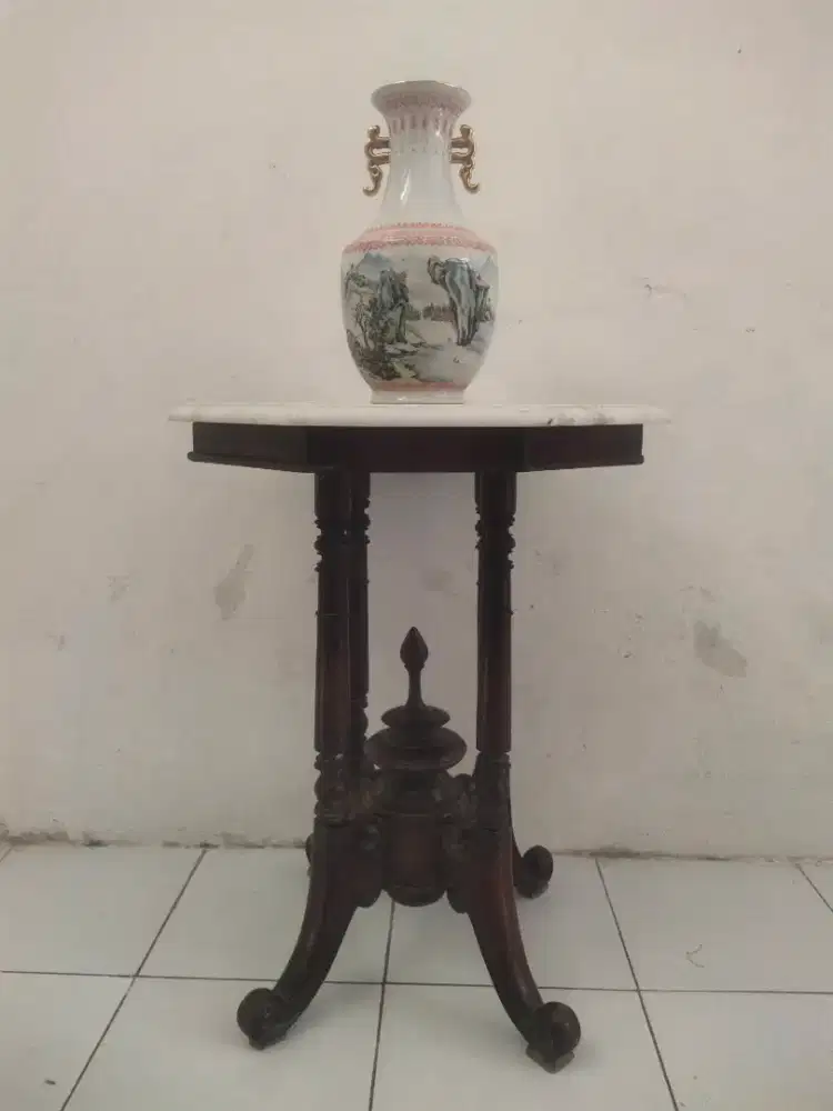 Guci dan meja marmer