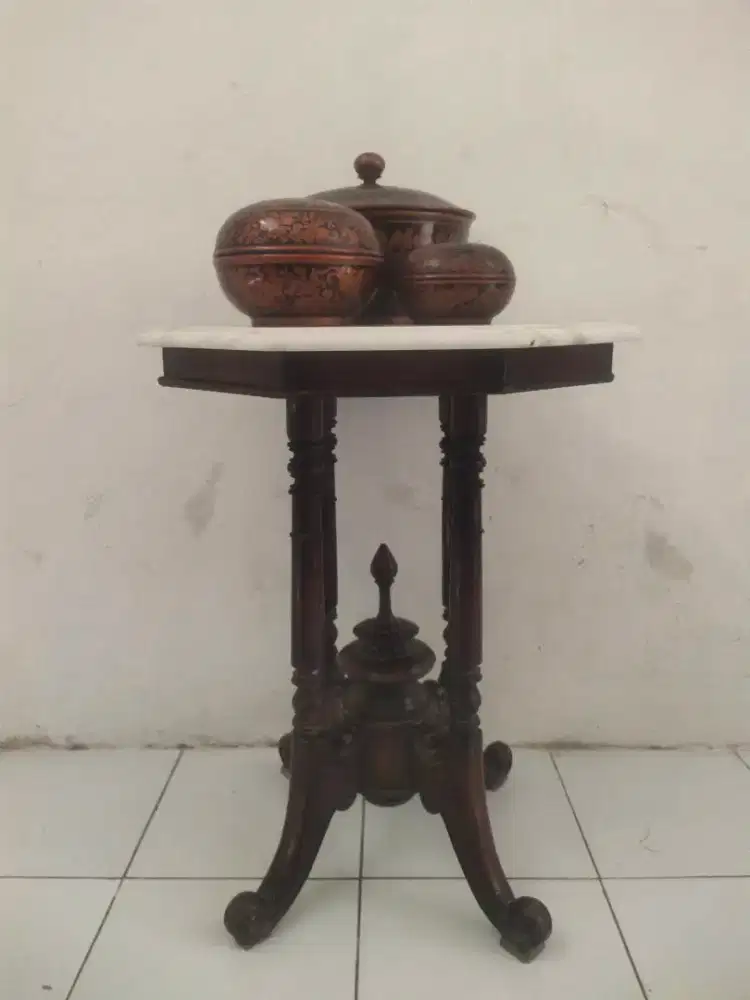 Meja marmer dan cepuk kuno