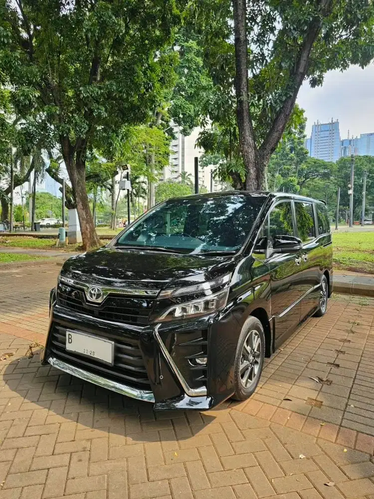 Toyota Voxy 2018 Hitam AT Low Km 51k Serv Rec A2000 Individu Tgn ke1