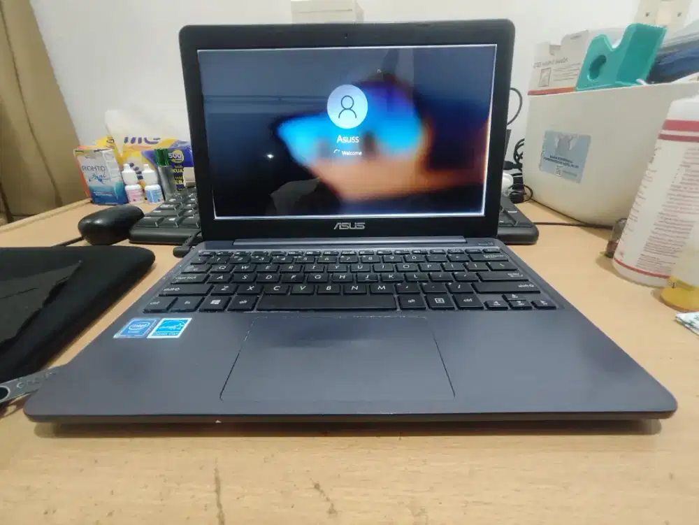 Asus E203mah n4000 ram 4gb ssd 240gb