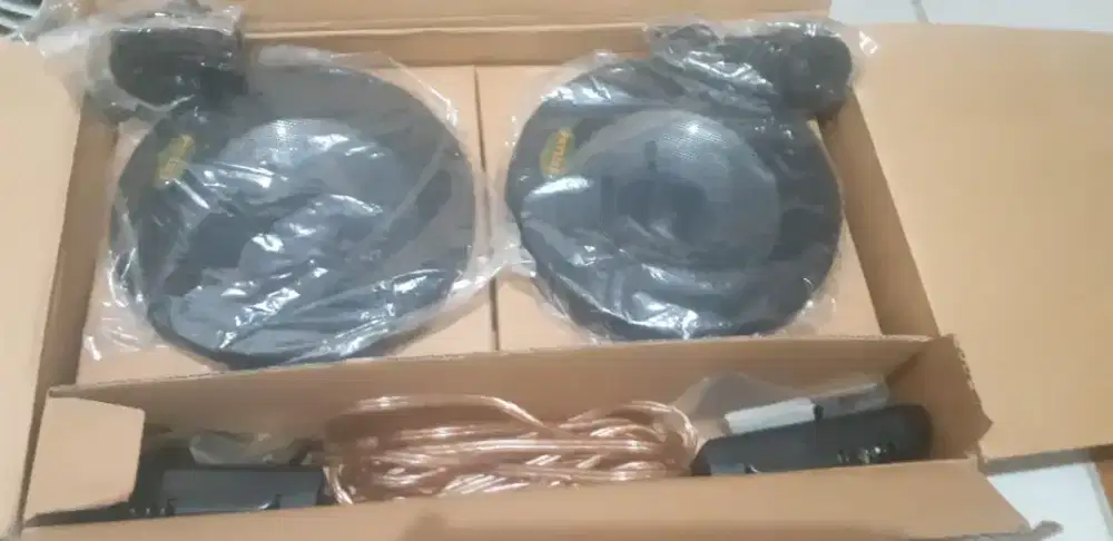 Sepeker mobil PHYSIKS 1set baru