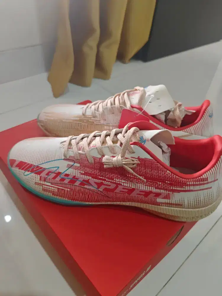 Sepatu futsal baru