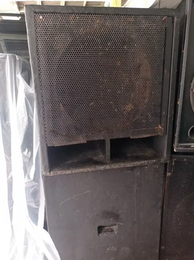 BOX speaker sub 18 in bekas second