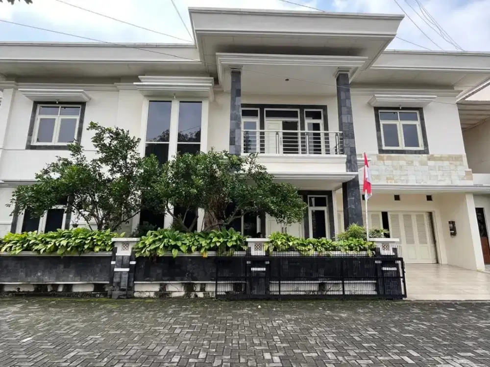 RUMAH MEWAH 2 LANTAI DENGAN TANAH LUAS DAN KOLAM RENANG DI NGAGLIK