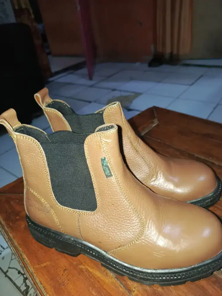 Sepatu komo slop tinggi pria ukuran 40