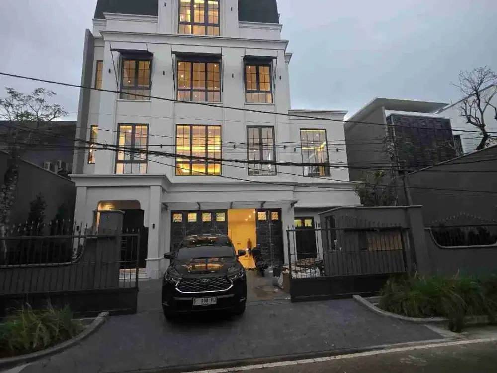 Rumah Brand New 
Kebayoran Baru Dijual

Dekat senopati 
Luas Tanah: 370 m
Luas bangunan: 810 m 
4 Lantai

1st fl
- ⁠4 cars garage + 2 car carport 
- ⁠1 multifunction room + powder room
- ⁠1 guest room

2nd fl
- ⁠living +dining room
- ⁠swimming pool 
- ⁠1