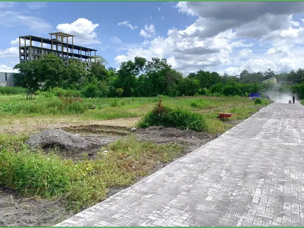 Depan RSA UGM, Tanah Trihanggo di Jl. Kabupaten