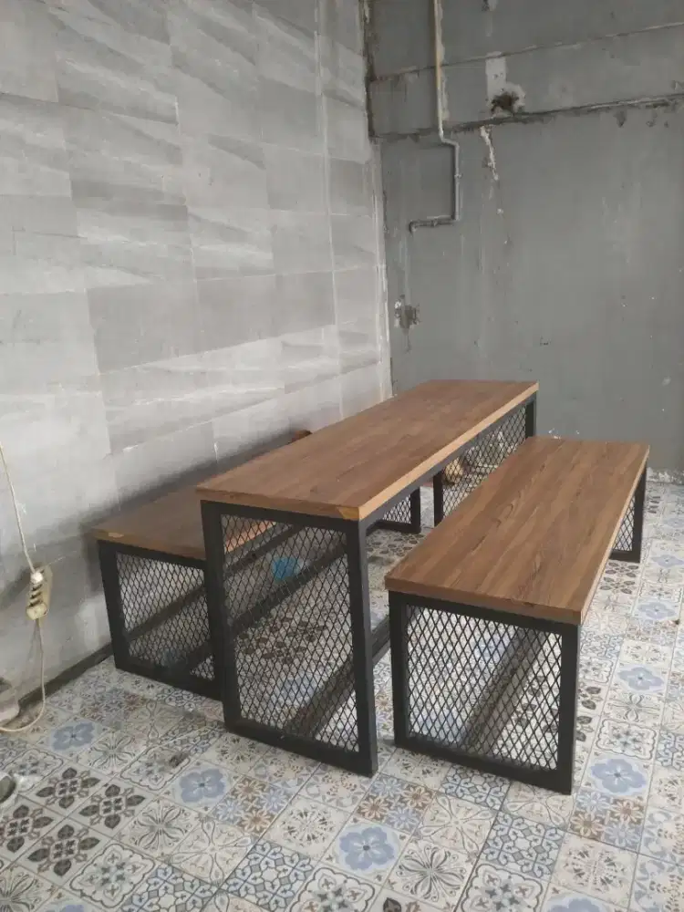 Meja dan bisa buat duduk santai