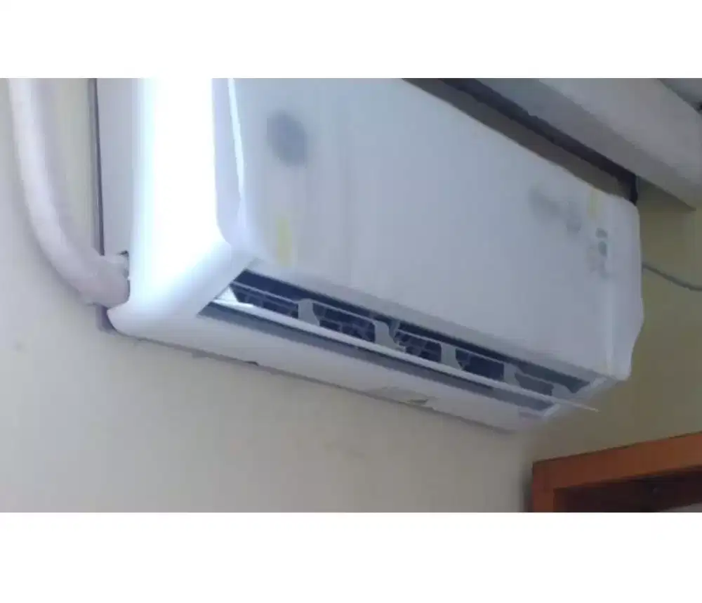 AC + Gratis Wifi + Kamar Mandi Dalam + Kasur + Kost Tidak Bebas