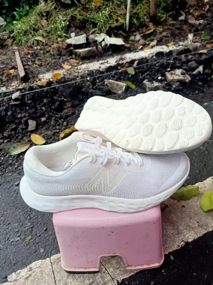 Sepatu running cewek new balance size 40