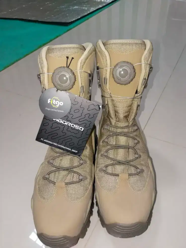Sepatu warna coklat baru