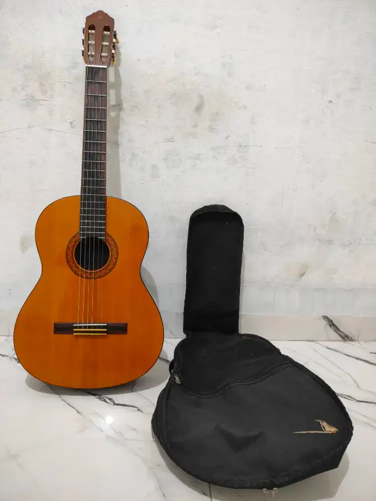 Gitar yamaha coklat