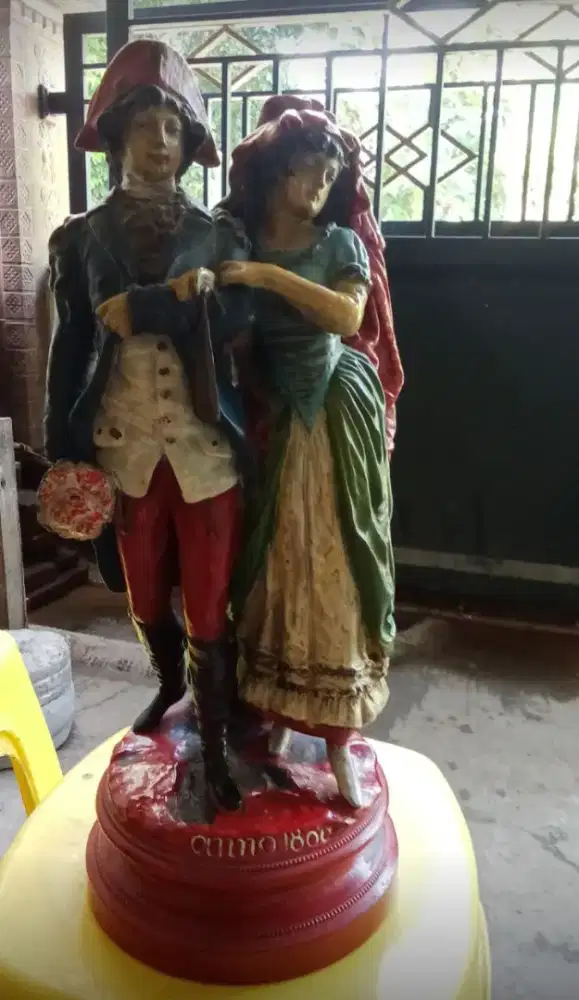 Patung antik, berbahan logam