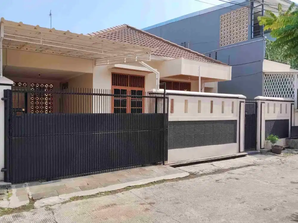 disewakan rumah luas ada halaman belakang dan samping  nyaman bersih di pekayon LT 154 bebas banjir