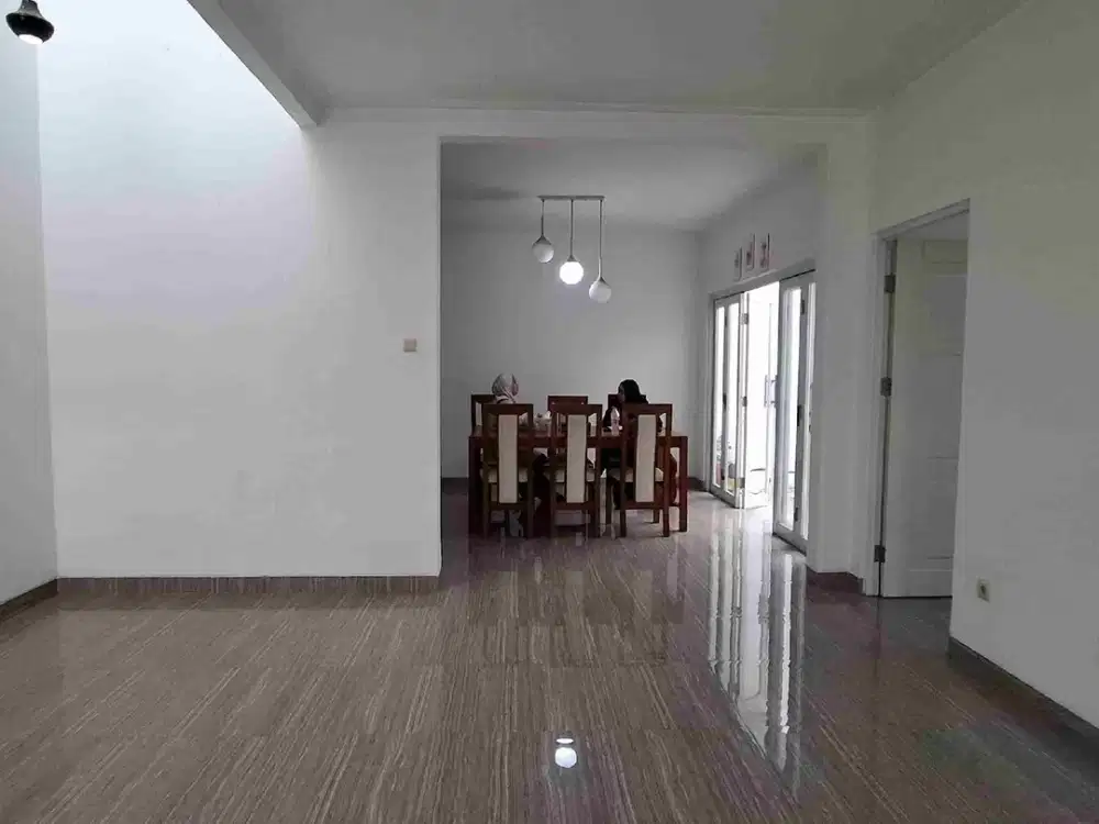 DIJUAL RUMAH SIAP HUNI 2 LANTAI SUDAH RENOVASI DI CLUSTER BARU KOTA WISATA!