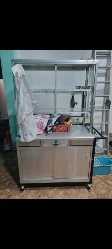 Etalase alumunium ada lampu nya untuk jualan