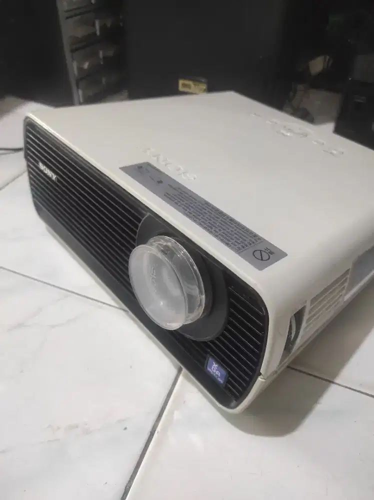 Proyektor Sony type VPL-EX100 masih mulus cuma lkipasnya mati