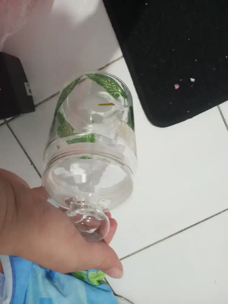 Toples kaca ukuran sedang