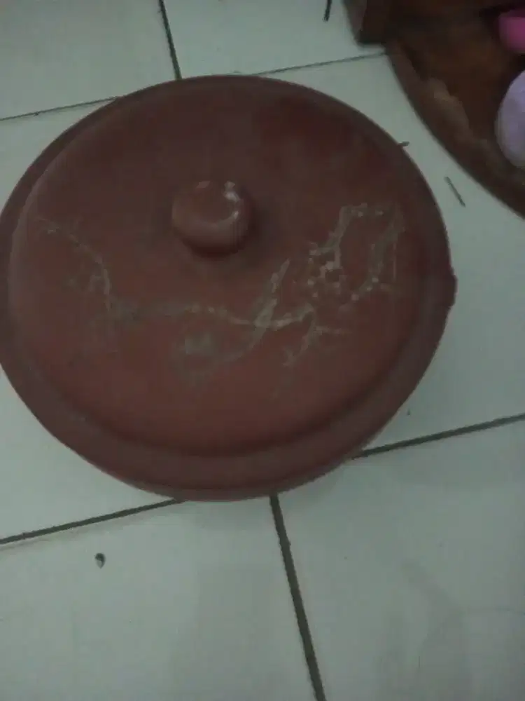 Tempat penyimpanan makanan dari tanah liat asli