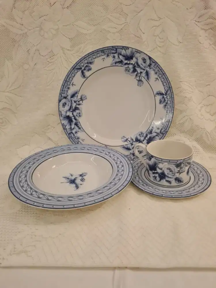 Set Piring & Cangkir Keramik Motif Mawar Biru Elegan