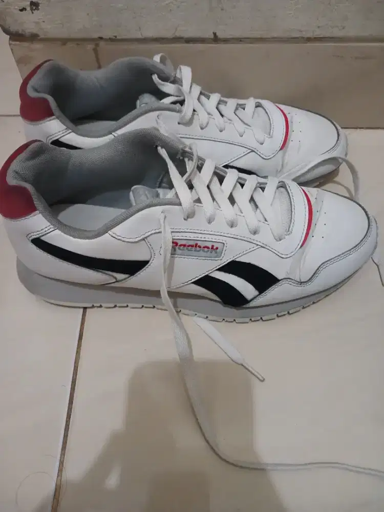 SNEAKERS ADIDAS ASLI TANPA CACAT CUMA LIPATAN KECIL TIDAK ADA ROBEK