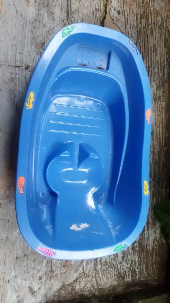 Bak mandi bayi biru