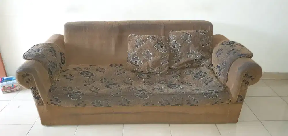 Dijual sofa 3 seat..busa sdh tidak empuk lg