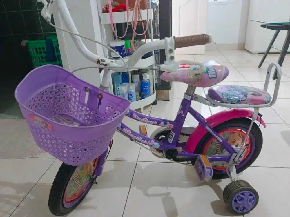 Sepeda anak ada keranjang kondisi baik
